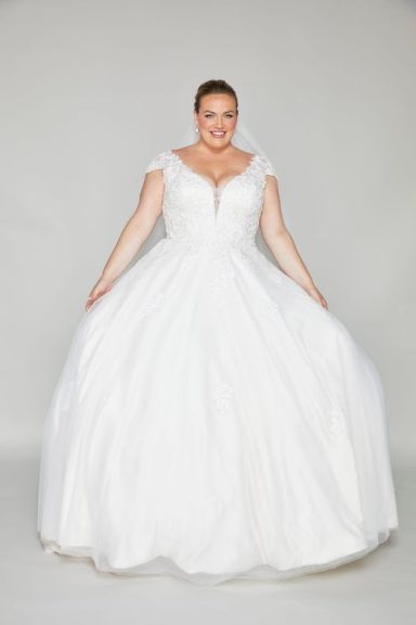 NEW ARRIVAL White Studio Curve Plus Size Wedding Dress